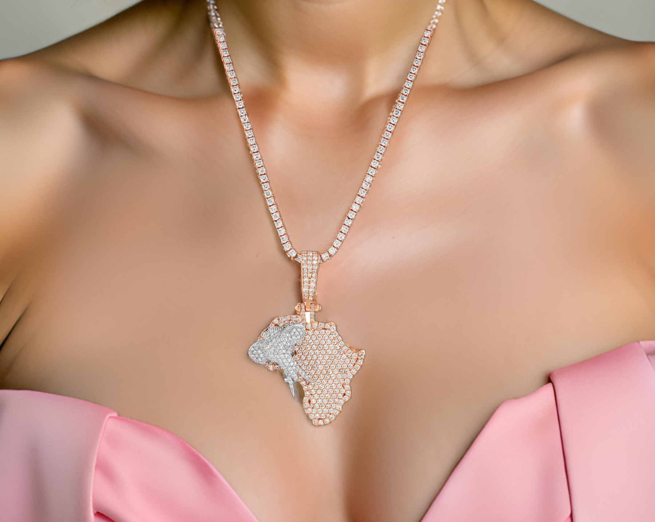 18ct Gold African Continent Map With 3D Elephant